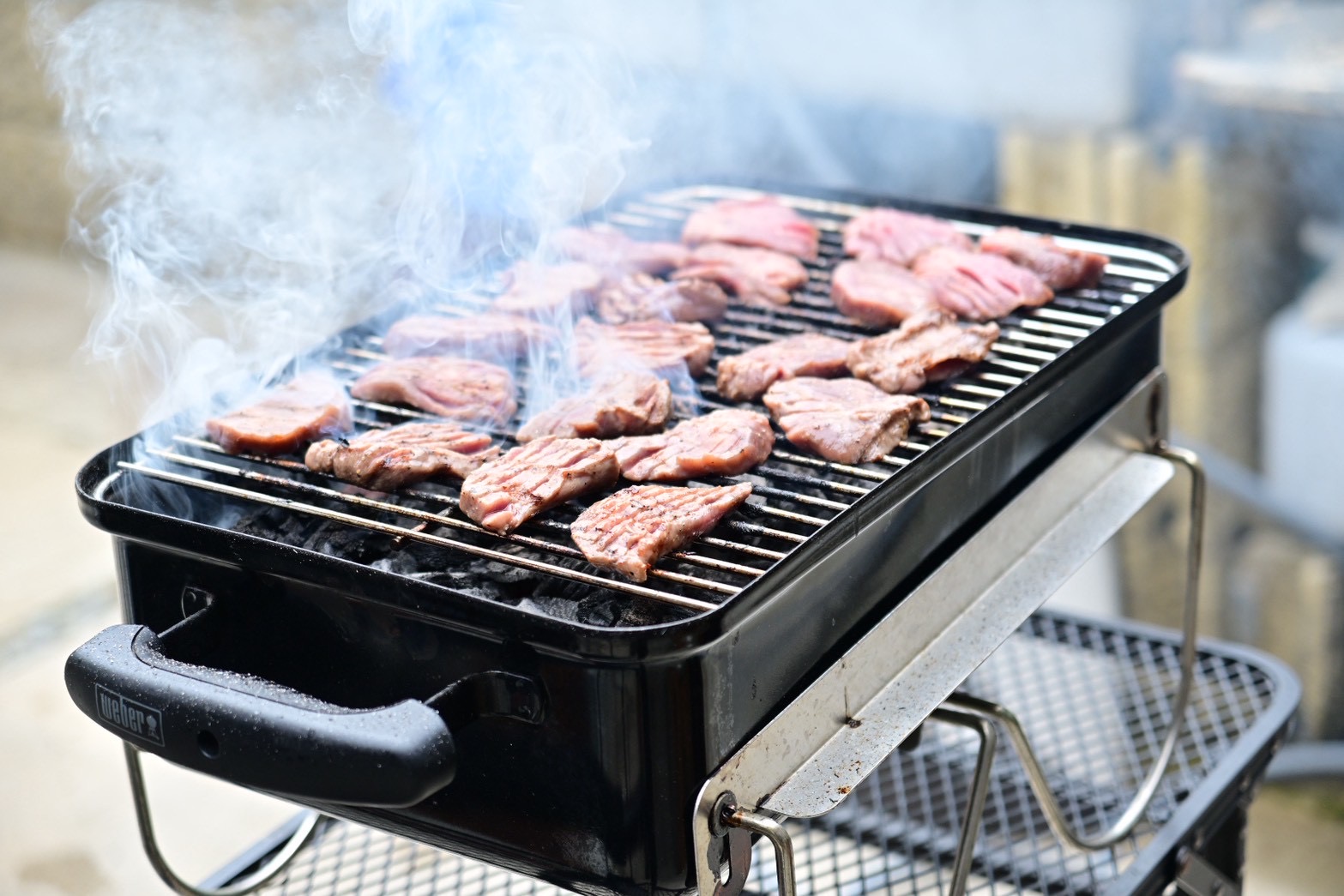 庭で囲むBBQ