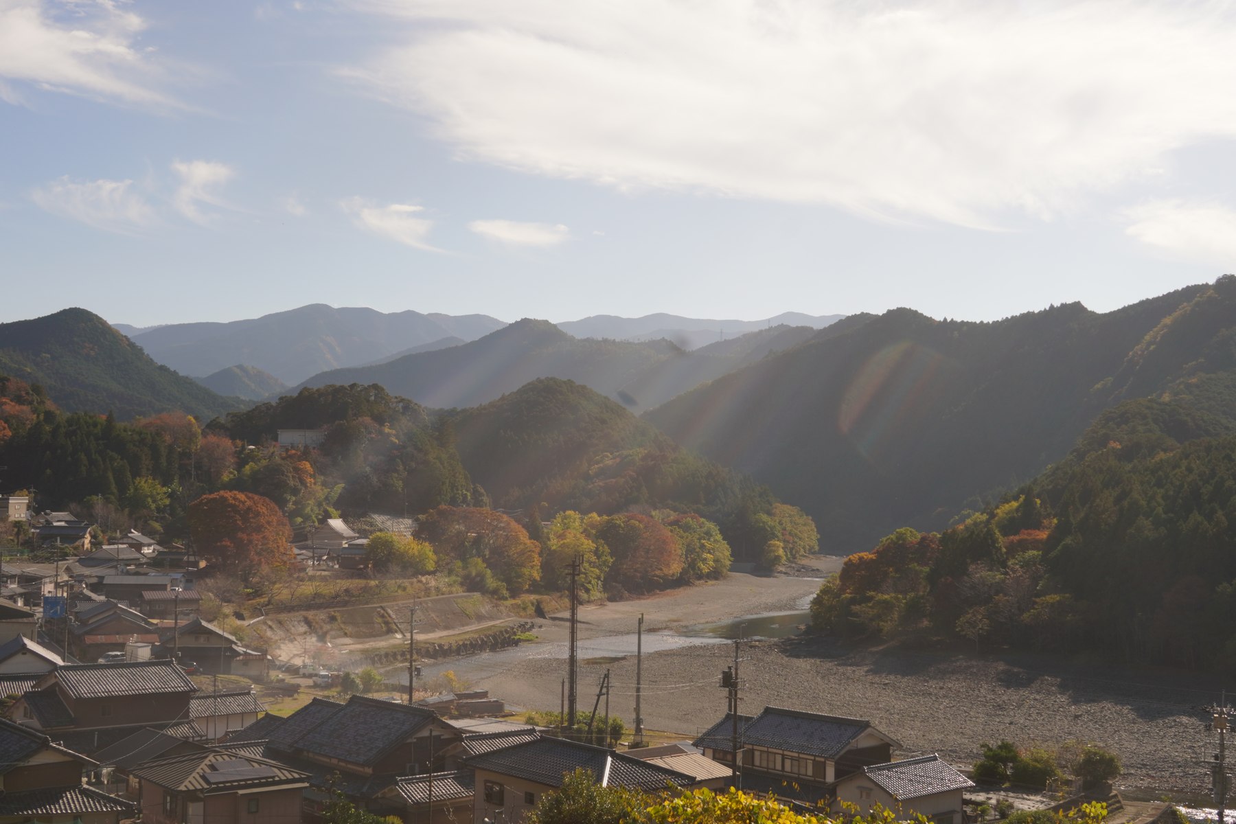 吉野の集落と川、秋色の山並みを見渡す景色